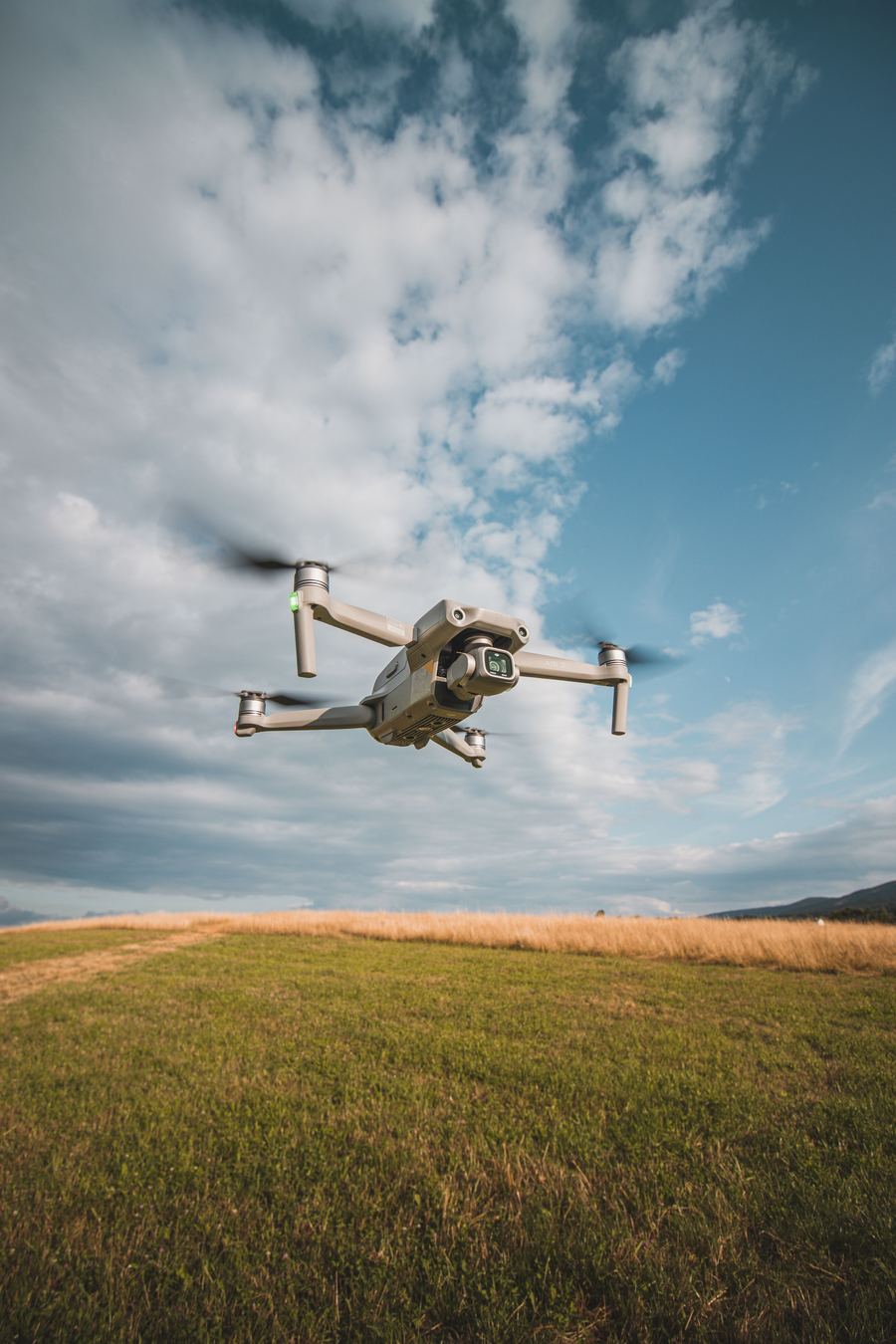 Dronă în zbor deasupra unui teren
